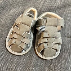 Baby shoes. 6-12 months. Gray